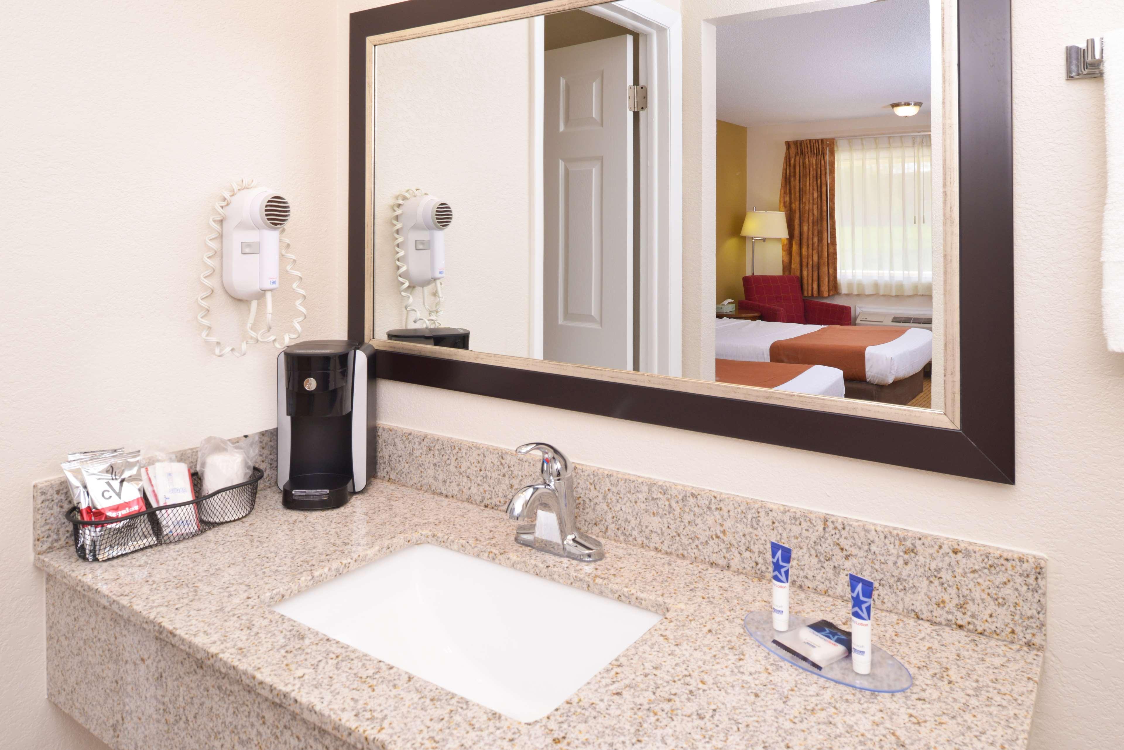 Americas Best Value Inn Plattsburgh Εξωτερικό φωτογραφία