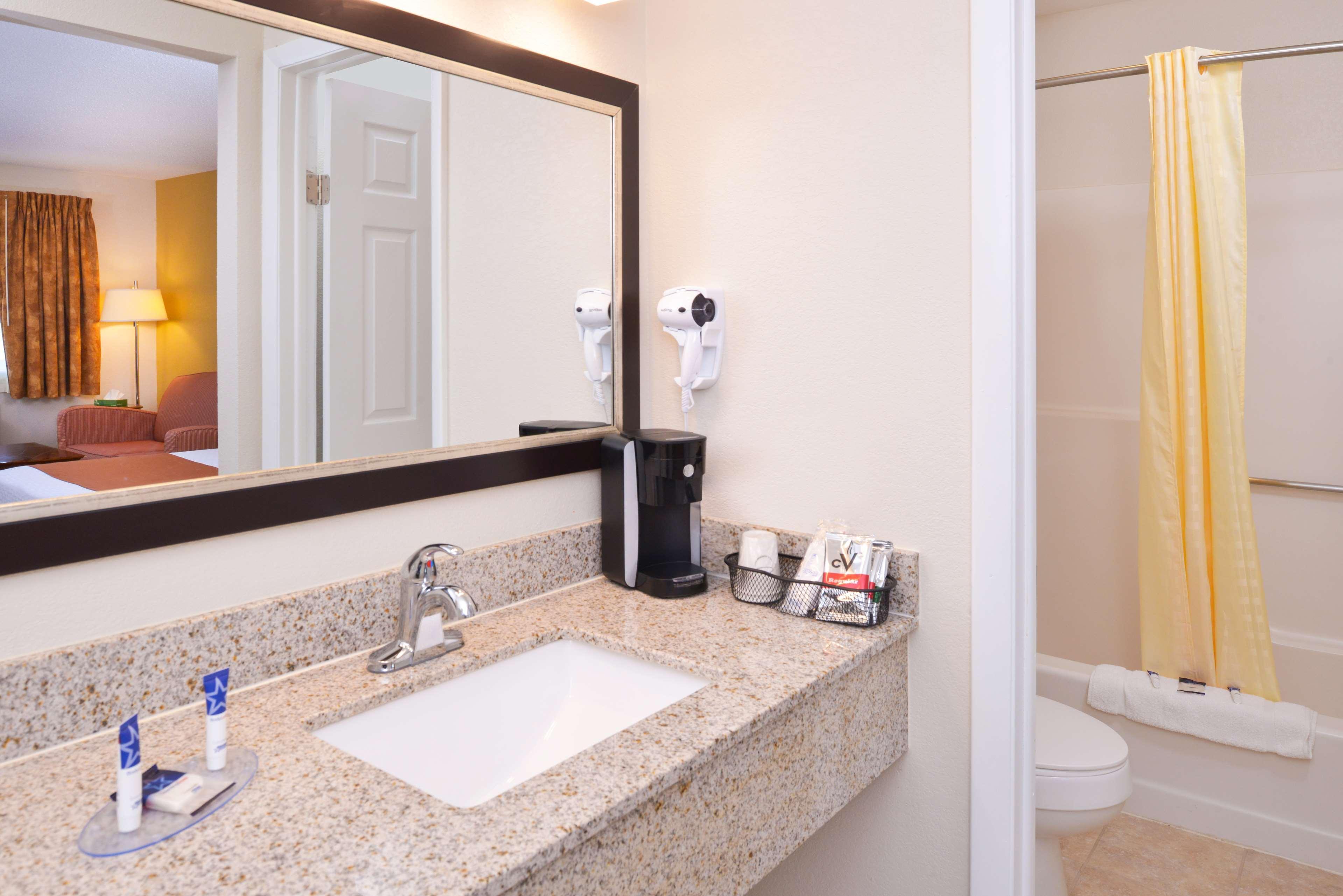 Americas Best Value Inn Plattsburgh Εξωτερικό φωτογραφία