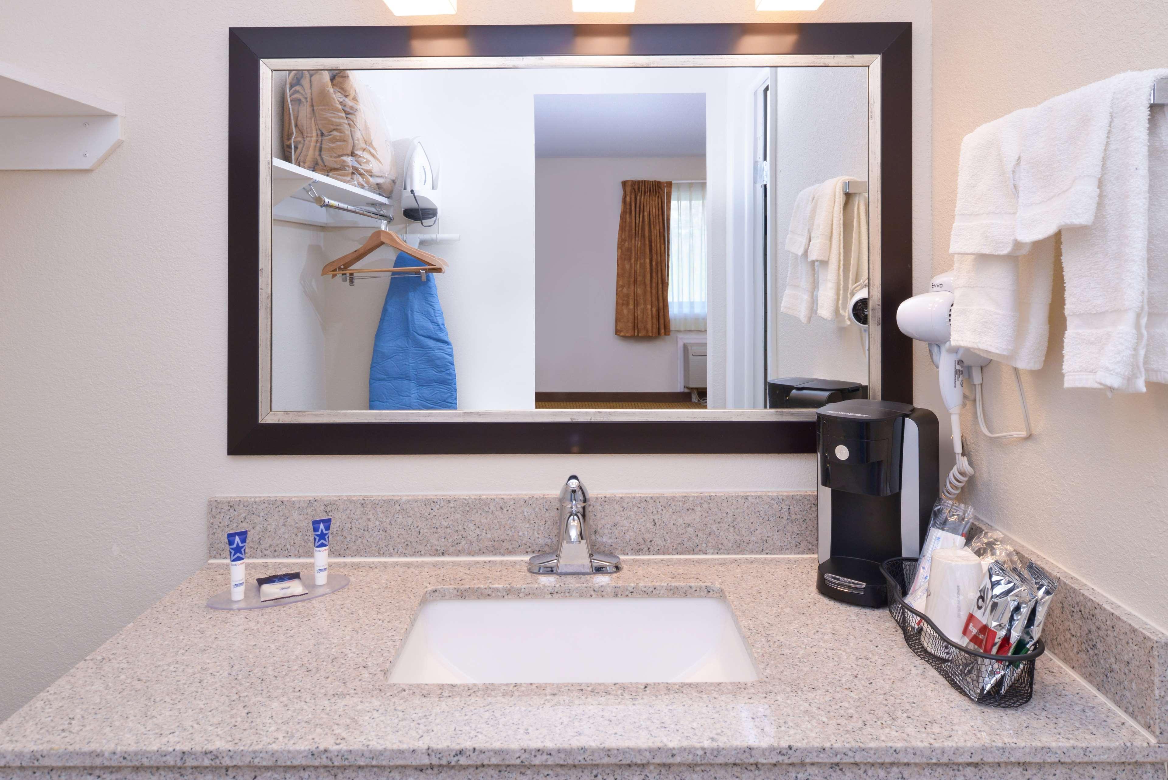 Americas Best Value Inn Plattsburgh Εξωτερικό φωτογραφία